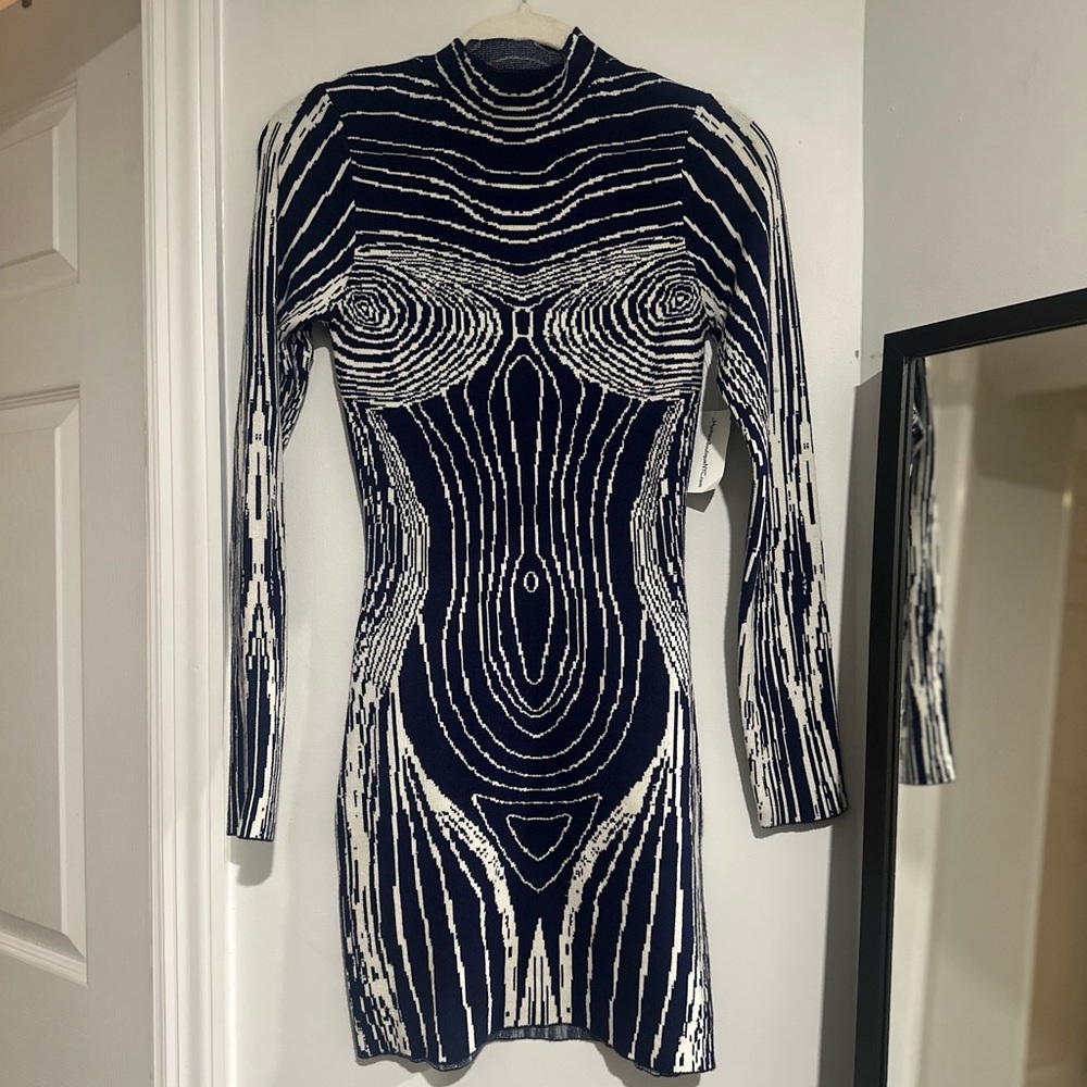 😍NWT! Sexy “ Blanc “ Navy Blue & White Sweater dress